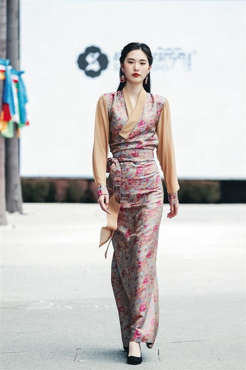 用時(shí)尚語(yǔ)言講述民族故事 民族服飾文化的t臺(tái)夢(mèng)